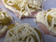 Лише спробуйте! Соковиті курячі відбивні з маринованими огірками