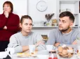 Посиденьки з ріднею - пекло? Психолог пояснює, чому після сімейних зустрічей ви почуваєтесь виснаженими