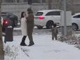 Зворушливий момент у Києві: Військовий танцював із коханою просто посеред вулиці (відео)