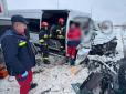 На Львівщині сталася ДТП із мікроавтобусом, є жертва серед пасажирів (фото, відео)