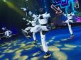 Така собі AGIBOT NIGHT: У Китаї відбувся перший у світі гала-концерт за участі роботів-гуманоїдів. Людиноподібні машини виконували танці, пісні та гумористичні номери