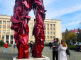 Скульптура, яку обговорюють усі: у центрі Ужгорода з’явився оригінальний арт-об’єкт