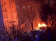 У Києві раптово загорілись автівки просто у дворі (відео)
