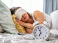 Це здивує! Психологи назвали просту дію, що погіршує безсоння